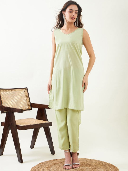 Embroidered Aari Work Pakistani Style Kurta With Trousers & Slip